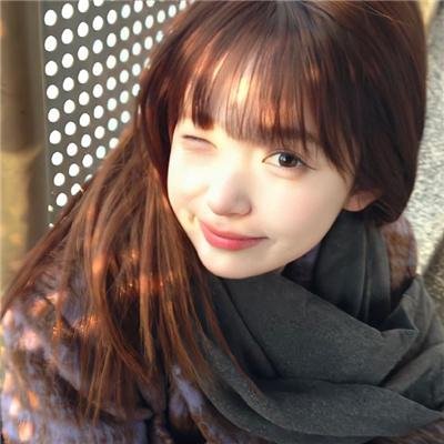 出墙红杏两家春